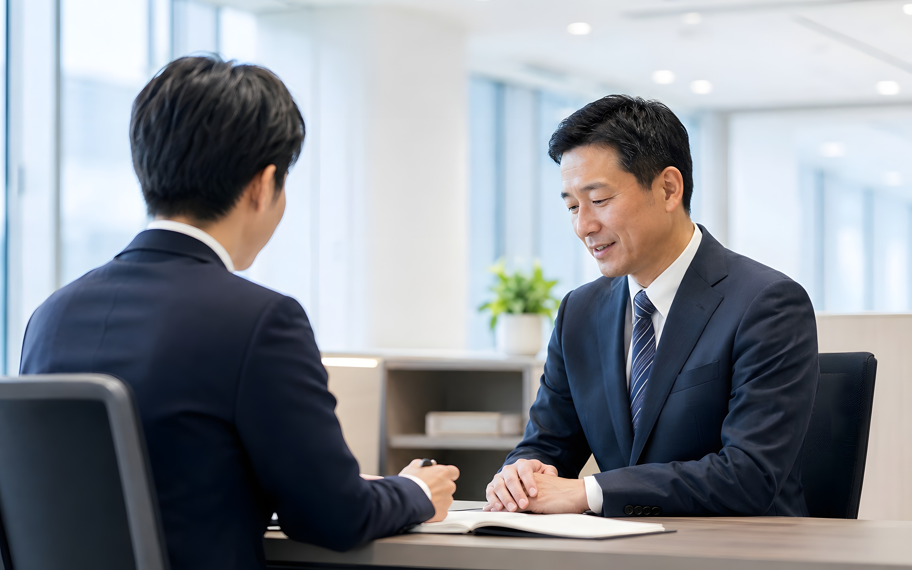 書類⁠を確認している様子